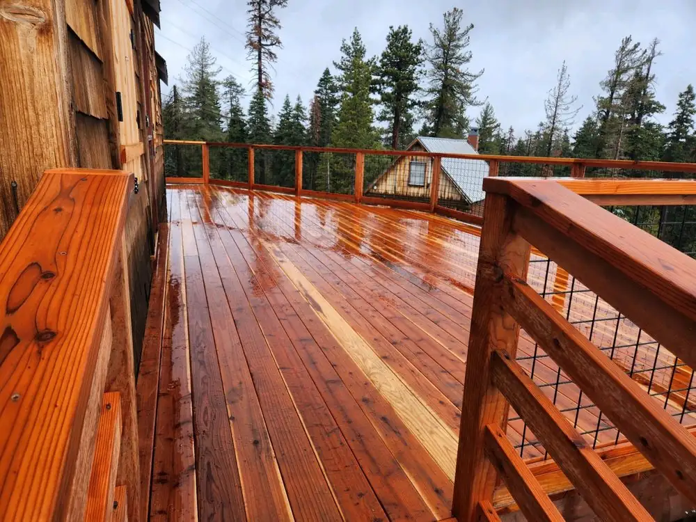 Redwood deck with hog panel railings in Tahoe